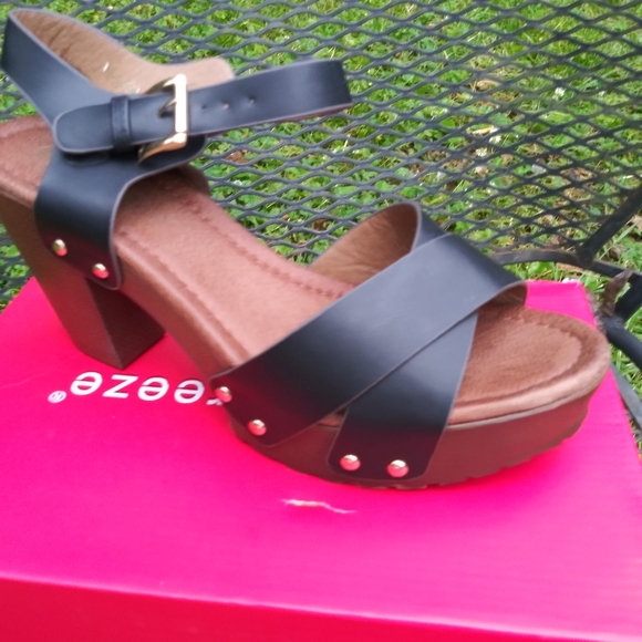 NWT from TBN Black Gemma strapped chunk heel - Picture 3 of 10